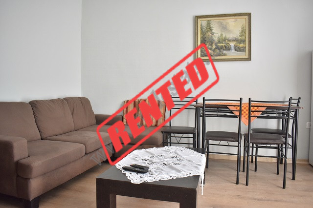 Apartament per qira ne rrugen Sali Nivica, prane ish Tregut Elektrik, ne Tirane.
Shtepia eshte e po